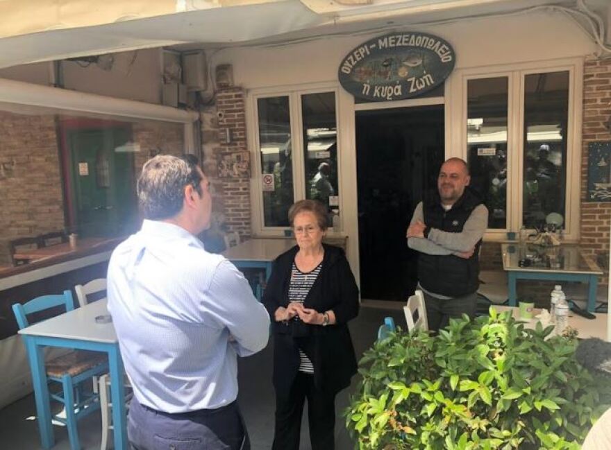 Στην Καισαριανή ο Τσίπρας - Συζήτησε για τα προβλήματα στην εστίαση