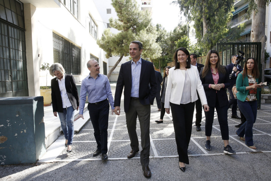 Στο 2ο δημοτικό σχολείο Καλλιθέας ο Κυριάκος Μητσοτάκης - Δείτε βίντεο