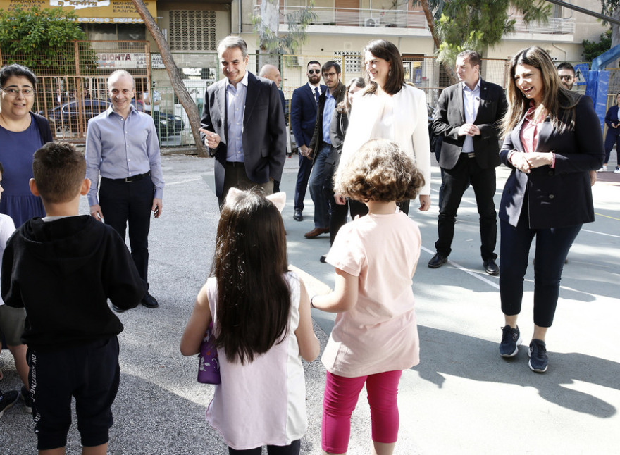 Στο 2ο δημοτικό σχολείο Καλλιθέας ο Κυριάκος Μητσοτάκης - Δείτε βίντεο