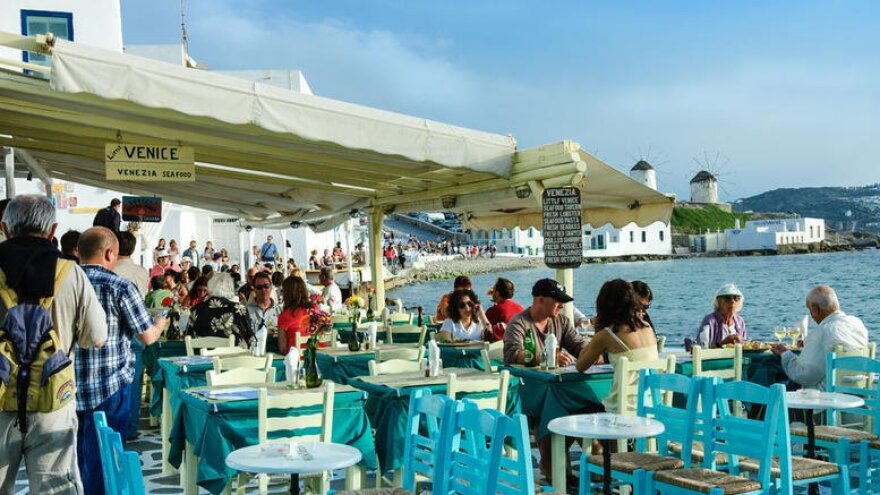 Πώς και πού πάει φέτος ο τουρισμός: Λίγο πάνω οι αφίξεις, λίγο κάτω τα έσοδα 