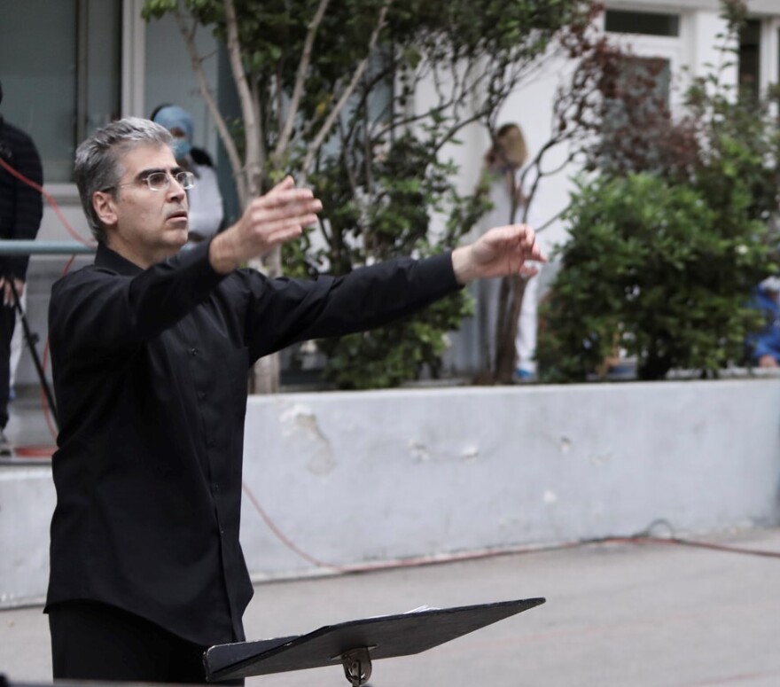 Ο Γιώργος Πέτρου αναλαμβάνει την Εθνική Συμφωνική Ορχήστρα της ΕΡΤ 