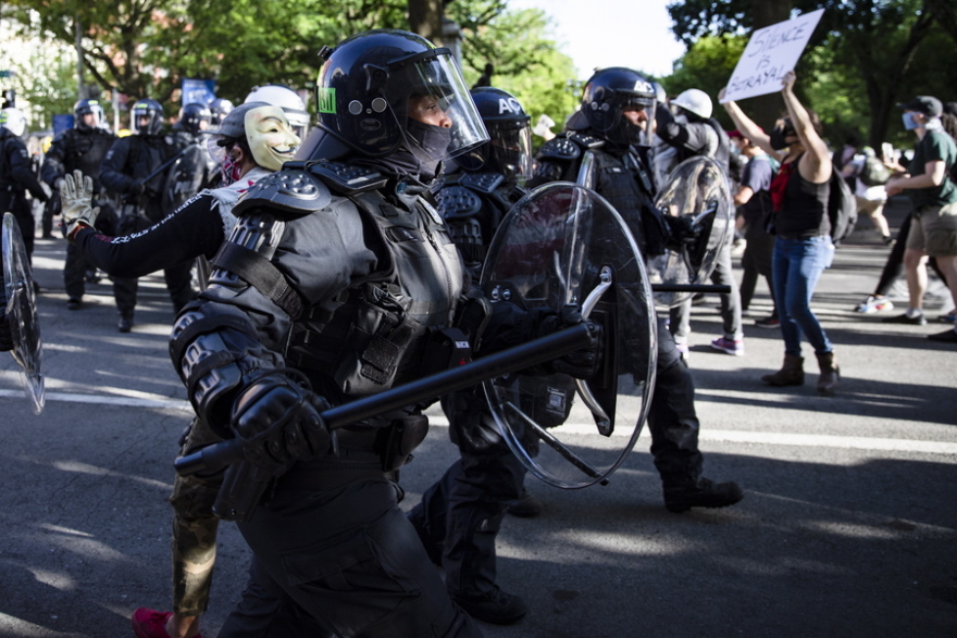 Τραμπ: Βγάζει τον στρατό στην Ουάσινγκτον - «Τρομοκράτες» οι ταραχοποιοί διαδηλωτές για τον Τζορτζ Φλόιντ 