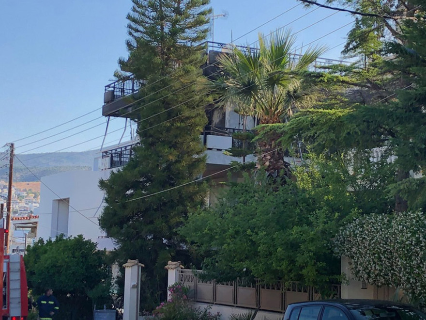 Γυναίκα νεκρή από πυρκαγιά σε διαμέρισμα στη Βούλα - Η πυροσβεστική απεγκλώβισε τέσσερα άτομα 