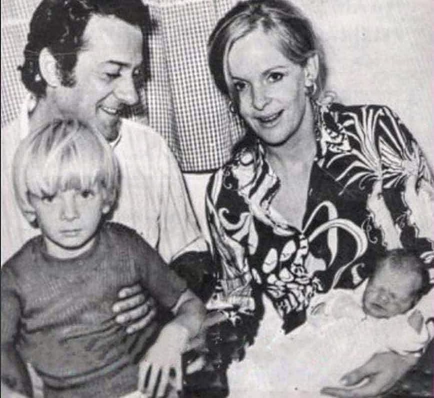 Αλέκος Αλεξανδράκης: Η σπάνια φωτογραφία με την Ελβετίδα σύζυγό του και τα παιδιά τους
