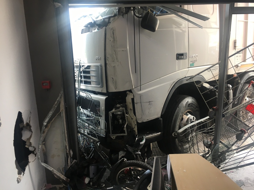 Χάος στην Πειραιώς: Οδηγός έπαθε έμφραγμα - Το φορτηγό του έπεσε σε κατάστημα