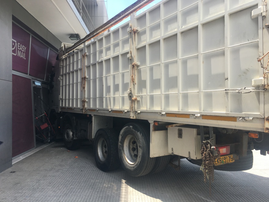 Χάος στην Πειραιώς: Οδηγός έπαθε έμφραγμα - Το φορτηγό του έπεσε σε κατάστημα