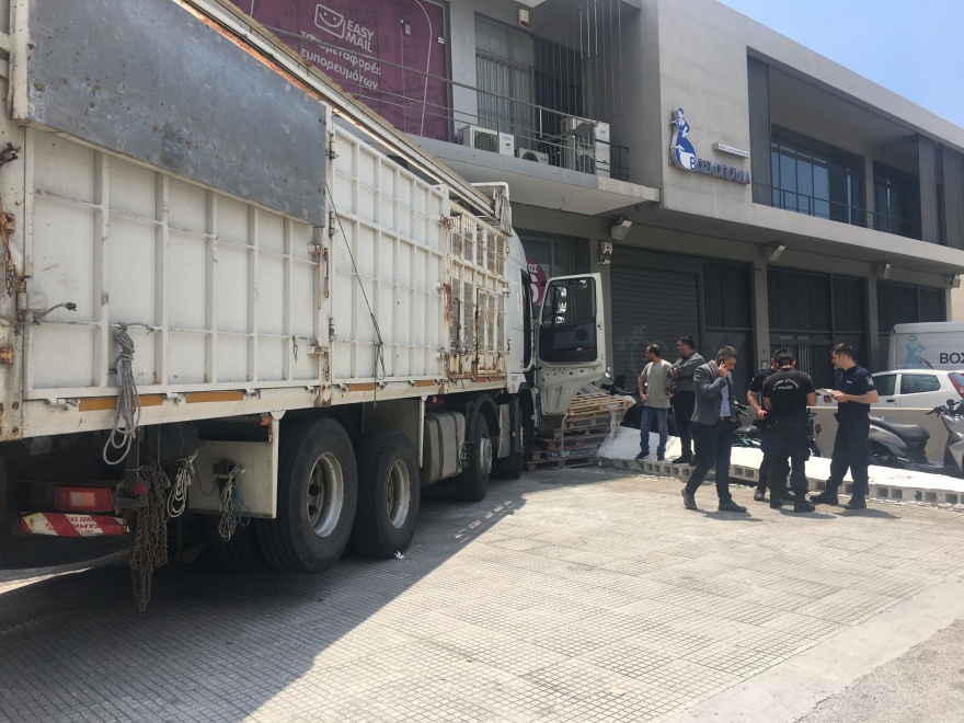 Χάος στην Πειραιώς: Οδηγός έπαθε έμφραγμα - Το φορτηγό του έπεσε σε κατάστημα