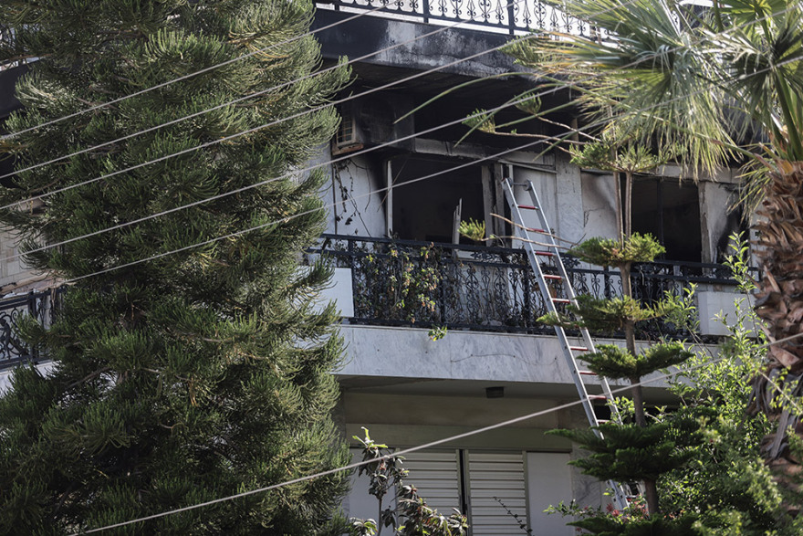 Γυναίκα νεκρή από πυρκαγιά σε διαμέρισμα στη Βούλα - Η πυροσβεστική απεγκλώβισε τέσσερα άτομα 