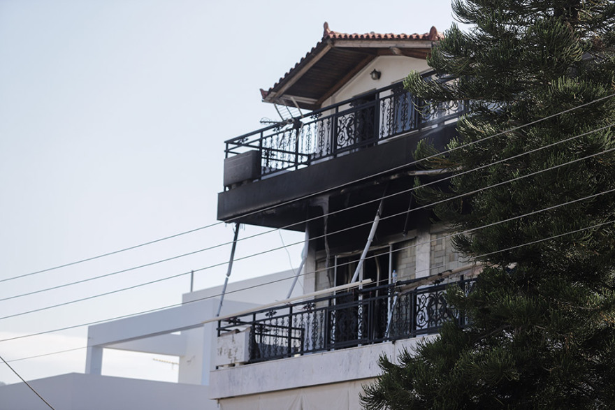Γυναίκα νεκρή από πυρκαγιά σε διαμέρισμα στη Βούλα - Η πυροσβεστική απεγκλώβισε τέσσερα άτομα 