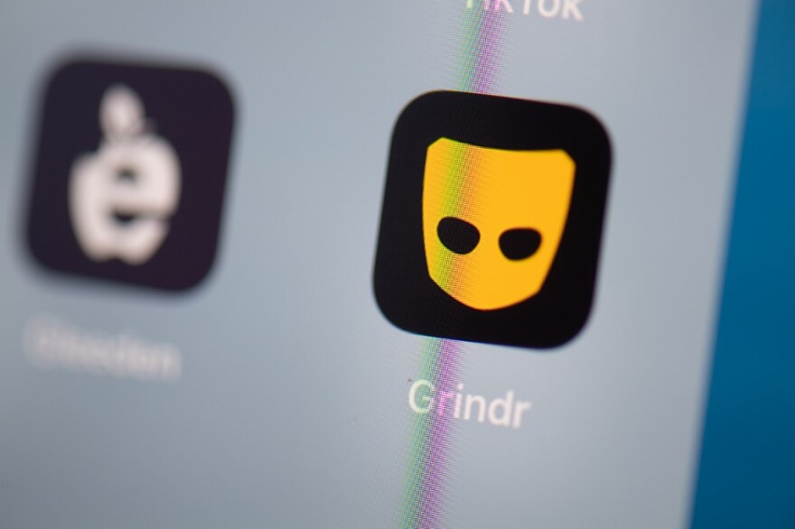Grindr: Το app γκέι γνωριμιών θα καταργήσει το «φίλτρο εθνικότητας»