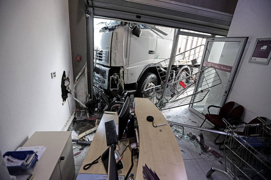 Χάος στην Πειραιώς: Οδηγός έπαθε έμφραγμα - Το φορτηγό του έπεσε σε κατάστημα