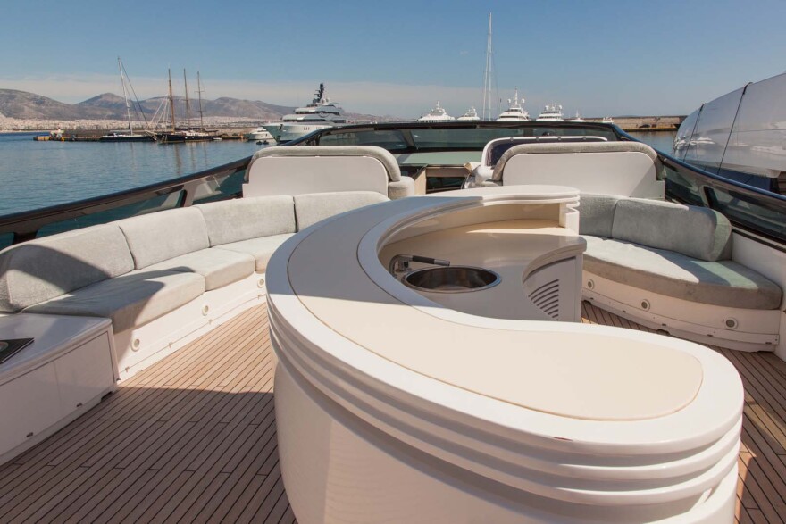 Folli-Follie: Δεσμεύτηκε η πολυτελής θαλαμηγός της οικογένειας Κουτσολιούτσου