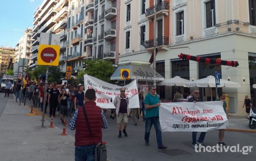 Θεσσαλονίκη: Πυρπόλησαν τη σημαία των ΗΠΑ μπροστά στο προξενείο - Βίντεο