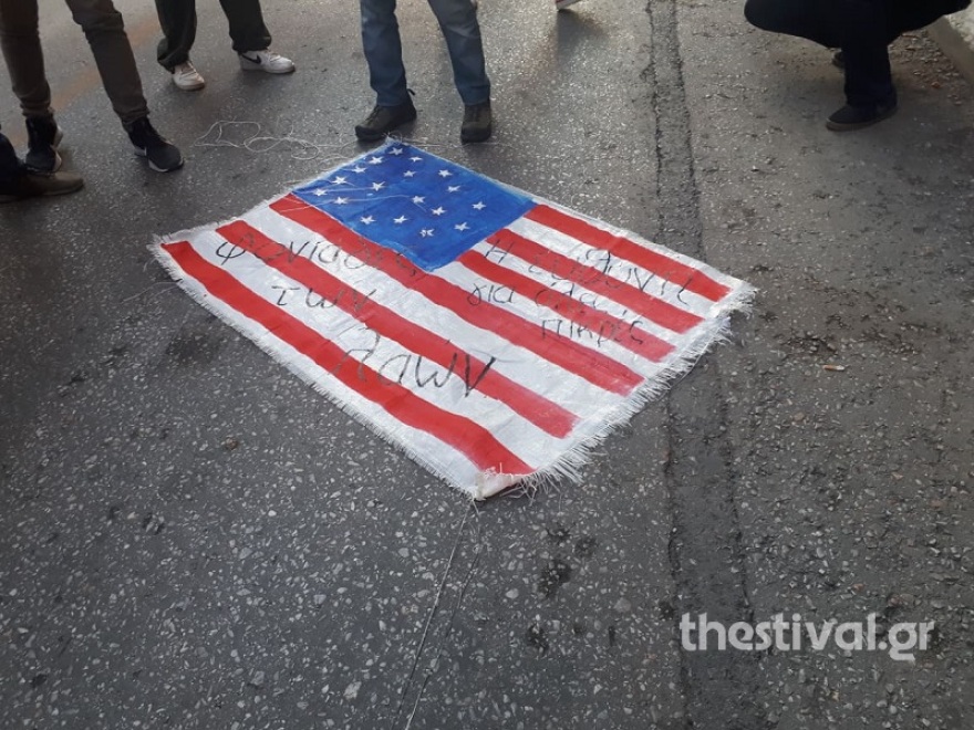 Θεσσαλονίκη: Πυρπόλησαν τη σημαία των ΗΠΑ μπροστά στο προξενείο - Βίντεο