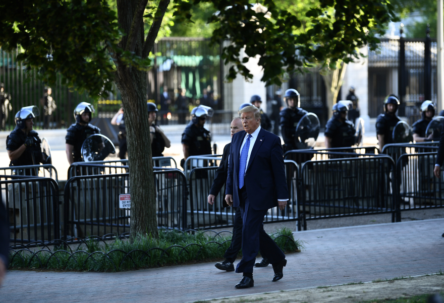 Να πώς κυβερνά ο Τραμπ: Βόλτα σε αστυνομικό κλοιό και μέσα στον Λευκό Οίκο