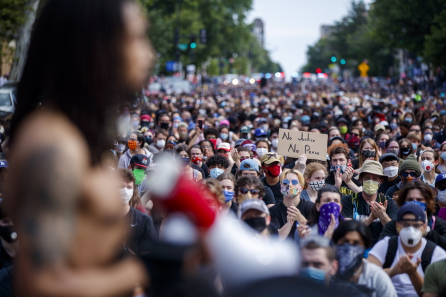 Διαδηλώσεις στις ΗΠΑ: Μεγάλη συγκέντρωση έξω από τον Λευκό Οίκο - 1.600 στρατιώτες στην Ουάσινγκτον