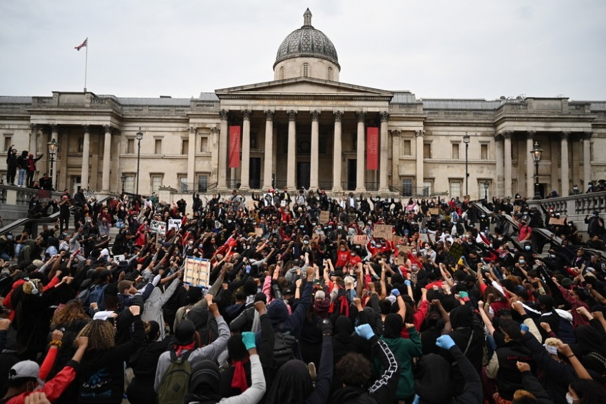 Ογκώδεις αντιρατσιστικές διαδηλώσεις σε Φινλανδία, Σουηδία και Ολλανδία (φωτογραφίες)
