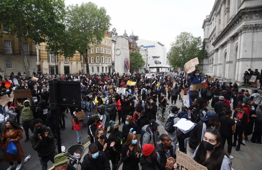 Ογκώδεις αντιρατσιστικές διαδηλώσεις σε Φινλανδία, Σουηδία και Ολλανδία (φωτογραφίες)