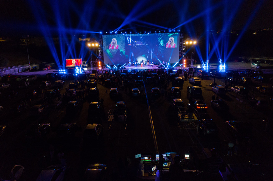 Βίντεο και φωτογραφίες: Η πρώτη drive - in συναυλία στη Γλυφάδα με Νατάσα Θεοδωρίδου