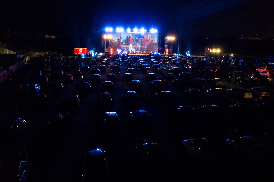 Βίντεο και φωτογραφίες: Η πρώτη drive - in συναυλία στη Γλυφάδα με Νατάσα Θεοδωρίδου