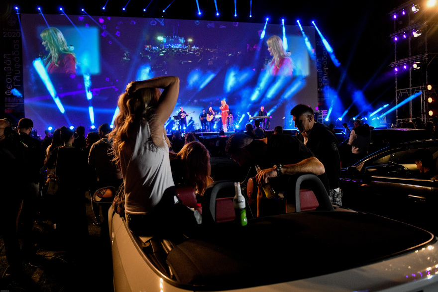 Βίντεο και φωτογραφίες: Η πρώτη drive - in συναυλία στη Γλυφάδα με Νατάσα Θεοδωρίδου