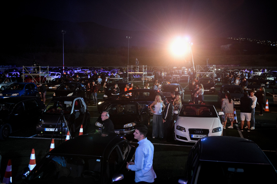 Βίντεο και φωτογραφίες: Η πρώτη drive - in συναυλία στη Γλυφάδα με Νατάσα Θεοδωρίδου
