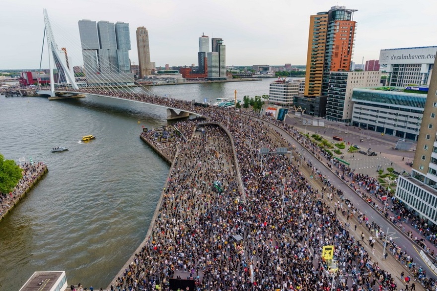 Ογκώδεις αντιρατσιστικές διαδηλώσεις σε Φινλανδία, Σουηδία και Ολλανδία (φωτογραφίες)