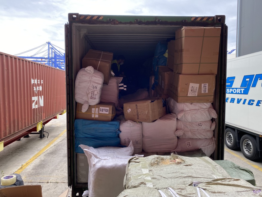 Η ΑΑΔΕ σταμάτησε κοντέινερ με 5.000 μαχαίρια, taser και σιδερογροθιές - Δείτε φωτογραφίες