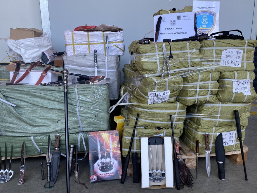 Η ΑΑΔΕ σταμάτησε κοντέινερ με 5.000 μαχαίρια, taser και σιδερογροθιές - Δείτε φωτογραφίες