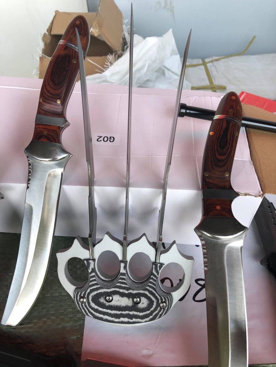 Η ΑΑΔΕ σταμάτησε κοντέινερ με 5.000 μαχαίρια, taser και σιδερογροθιές - Δείτε φωτογραφίες