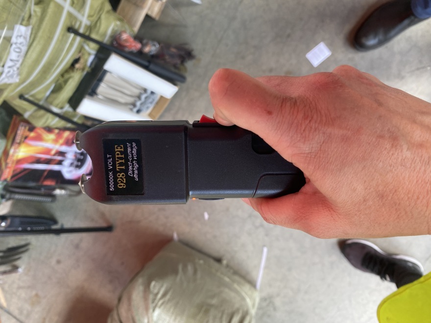 Η ΑΑΔΕ σταμάτησε κοντέινερ με 5.000 μαχαίρια, taser και σιδερογροθιές - Δείτε φωτογραφίες