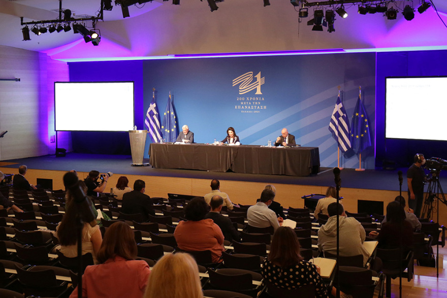 Γιάννα Αγγελοπούλου: «Ούτε γράφουμε, ούτε αναθεωρούμε την ιστορία»