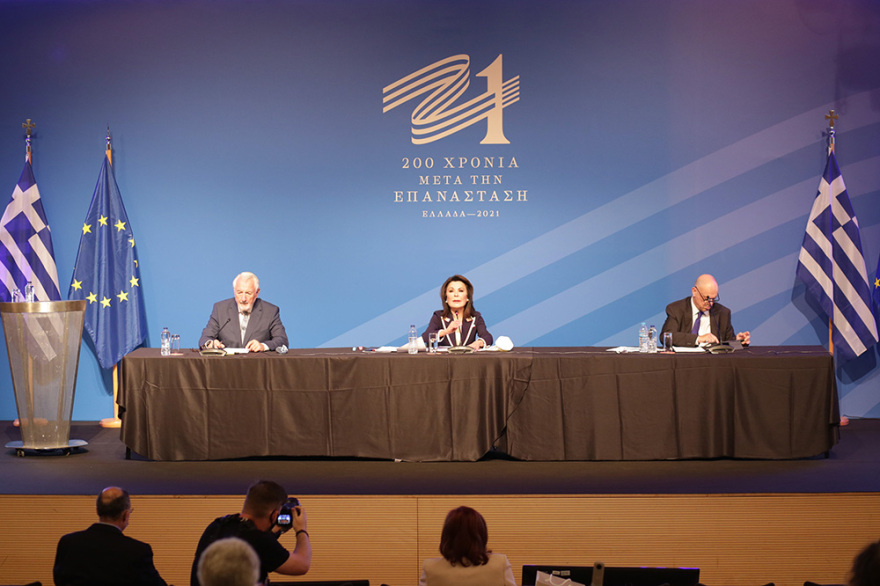 Γιάννα Αγγελοπούλου: «Ούτε γράφουμε, ούτε αναθεωρούμε την ιστορία»