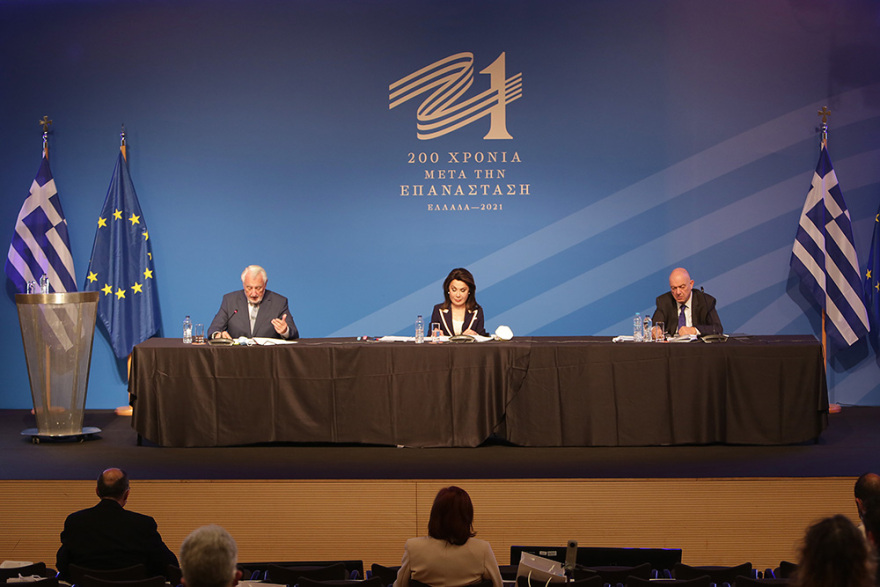 Γιάννα Αγγελοπούλου: «Ούτε γράφουμε, ούτε αναθεωρούμε την ιστορία»