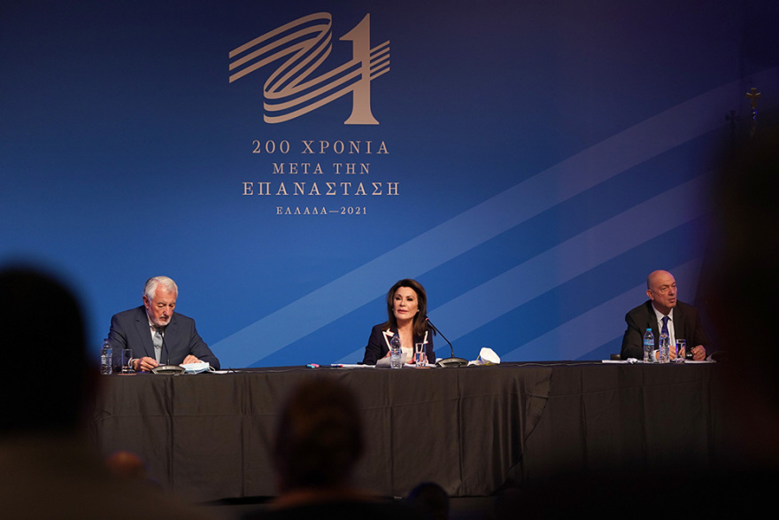 Γιάννα Αγγελοπούλου: «Ούτε γράφουμε, ούτε αναθεωρούμε την ιστορία»