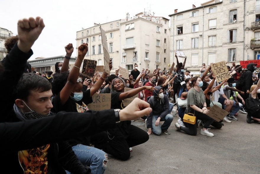 Ογκώδεις αντιρατσιστικές διαδηλώσεις σε Φινλανδία, Σουηδία και Ολλανδία (φωτογραφίες)