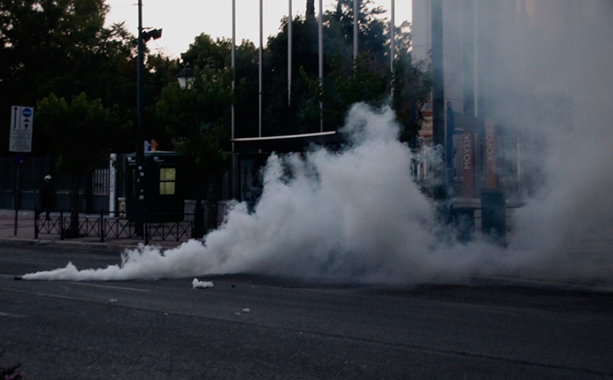 Επεισόδια και μολότοφ έξω από την αμερικανική πρεσβεία - Έσπασαν βιτρίνες στο Κολωνάκι