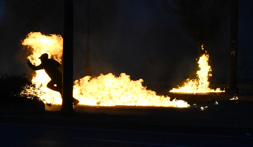 Επεισόδια και μολότοφ έξω από την αμερικανική πρεσβεία - Έσπασαν βιτρίνες στο Κολωνάκι