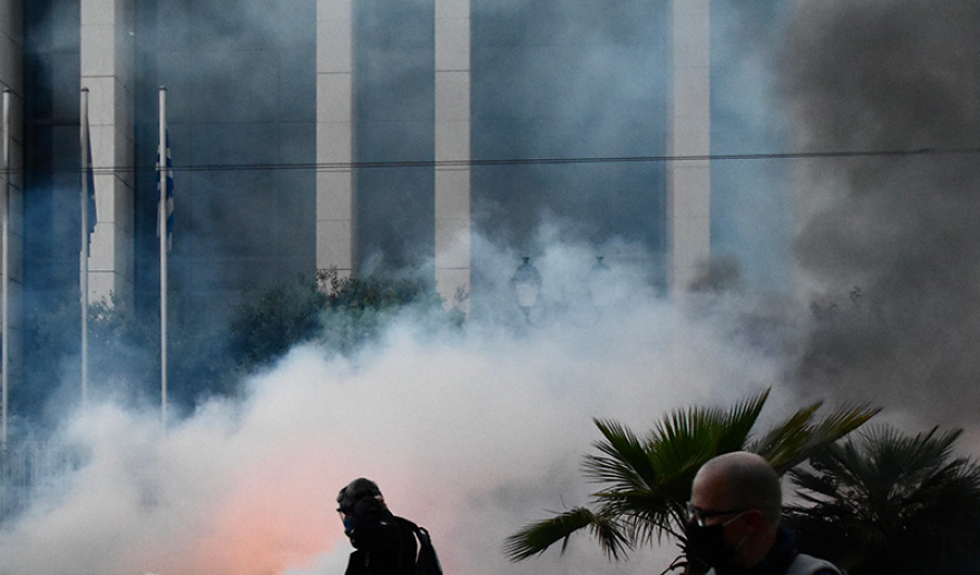 Επεισόδια και μολότοφ έξω από την αμερικανική πρεσβεία - Έσπασαν βιτρίνες στο Κολωνάκι