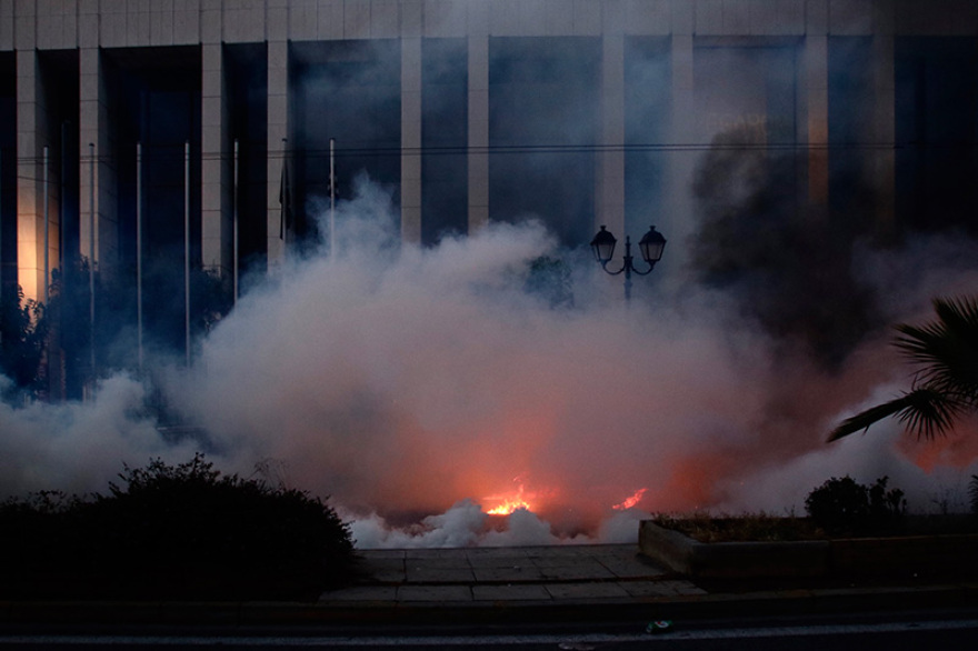 Επεισόδια και μολότοφ έξω από την αμερικανική πρεσβεία - Έσπασαν βιτρίνες στο Κολωνάκι