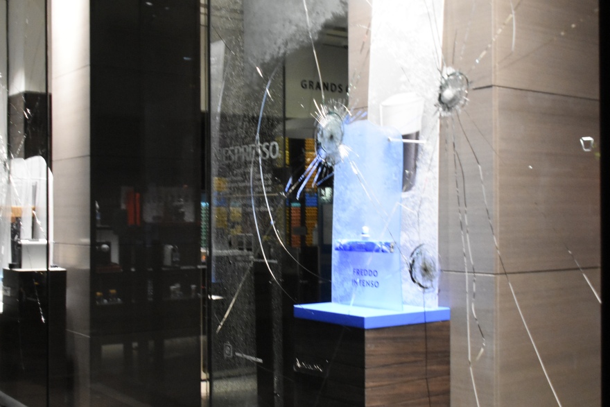 Επεισόδια και μολότοφ έξω από την αμερικανική πρεσβεία - Έσπασαν βιτρίνες στο Κολωνάκι