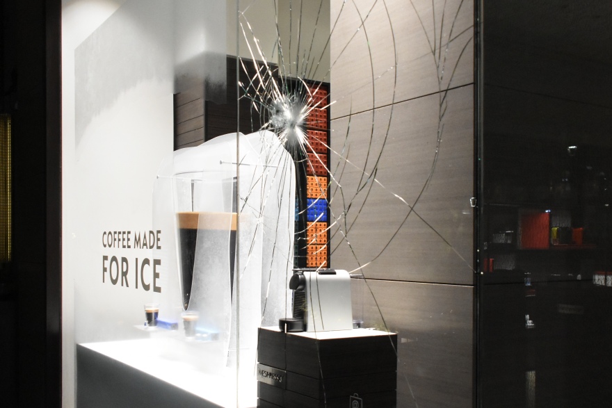 Επεισόδια και μολότοφ έξω από την αμερικανική πρεσβεία - Έσπασαν βιτρίνες στο Κολωνάκι