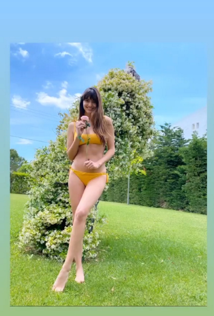 Ηλιάνα Παπαγεωργίου: Φωτογράφιση με μπικίνι στον κήπο της 