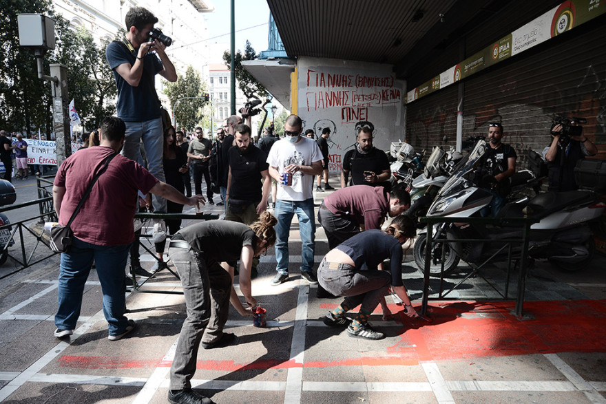 Δείτε βίντεο: «Εισβολή» εργαζομένων στον τουρισμό - επισιτισμό στο υπουργείο Τουρισμού