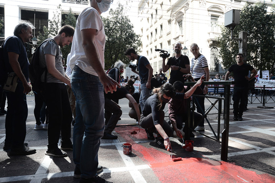 Δείτε βίντεο: «Εισβολή» εργαζομένων στον τουρισμό - επισιτισμό στο υπουργείο Τουρισμού