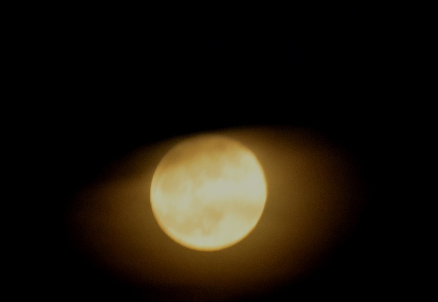 Εντυπωσιακές εικόνες από την πανσέληνο 