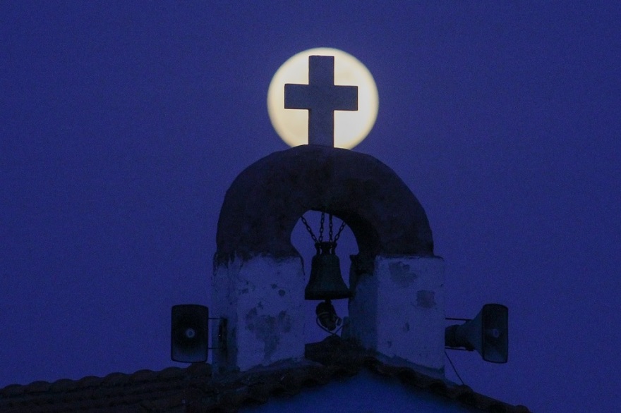 Εντυπωσιακές εικόνες από την πανσέληνο 