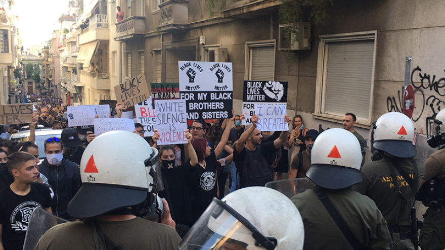 Επεισόδια στην πορεία για τον Τζορτζ Φλόιντ στο κέντρο της Αθήνας - Βίντεο και φωτογραφίες