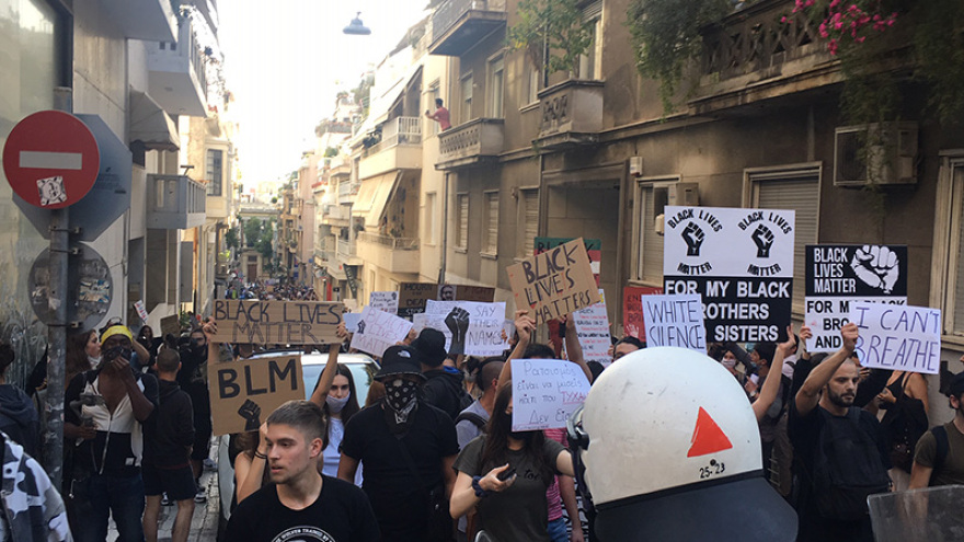 Επεισόδια στην πορεία για τον Τζορτζ Φλόιντ στο κέντρο της Αθήνας - Βίντεο και φωτογραφίες