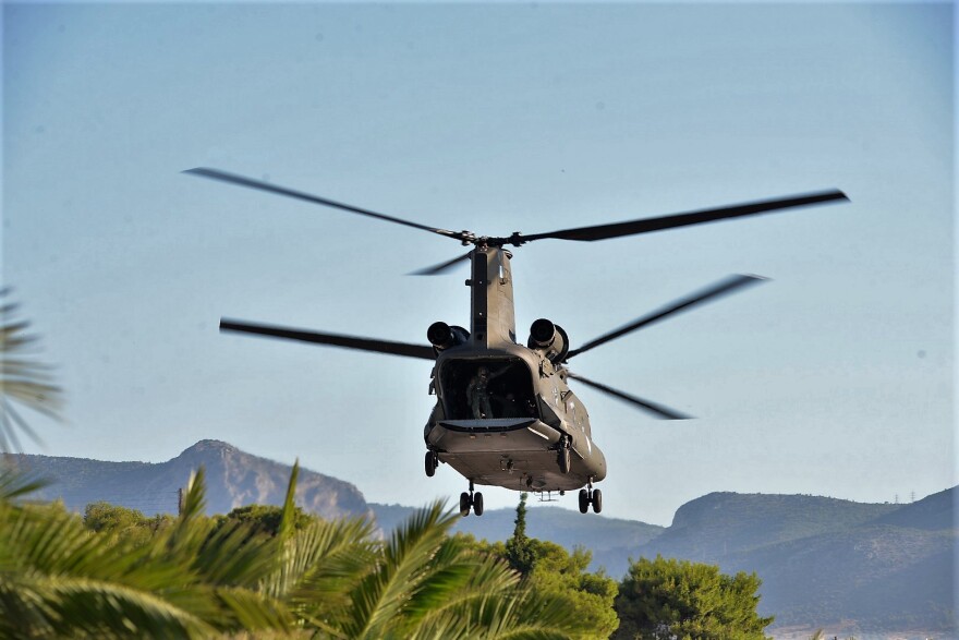 Δείτε τον Αρχηγό ΓΕΕΘΑ να κάνει άλμα με αλεξίπτωτο - Φωτογραφίες και video